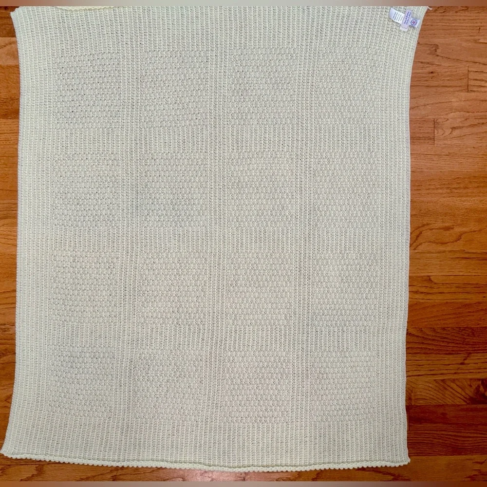 Handmade yellow soft baby blanket 41”x33” made in USA Vintage baby shower‎ gift